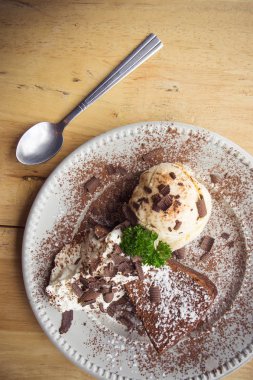 dondurma vanilya çikolatalı pasta Cafe restoranda yemeye hazır ahşap masa üzerinde krem lezzetli tatlı whippin
