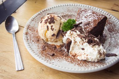 dondurma vanilya çikolatalı pasta Cafe restoranda yemeye hazır ahşap masa üzerinde krem lezzetli tatlı whippin