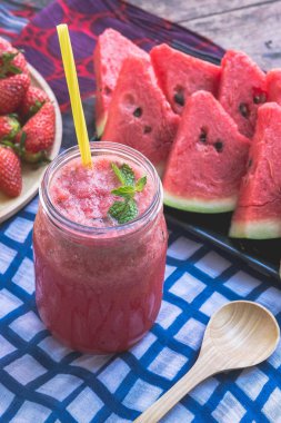 Karpuz suyu kilo vermek sağlıklı meyve suları yardımcı olur karıştırır. Ve vücut, su, karpuz ve çilek birlikte karışık ve limon lezzet yenileme.