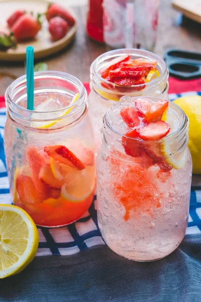 草莓汁和柠檬苏打汁与苏打水混合。添加风味改善健康的身体可以在家里做。果汁对空天或方 — 图库照片