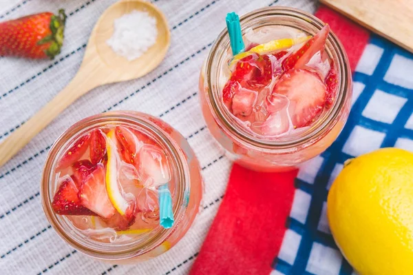 Jus de fraise et jus de citron mélangé avec du soda. Ajouter la saveur — Photo