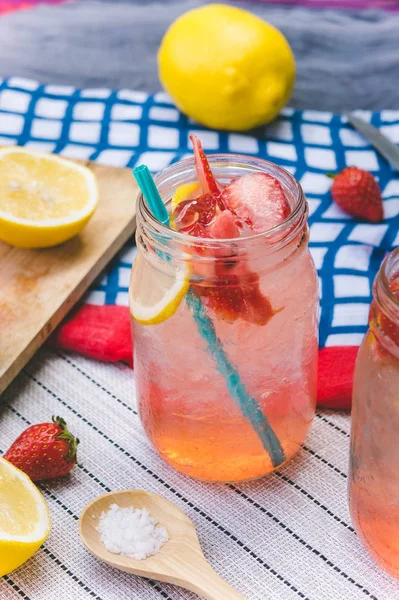 Erdbeersaft und Limonadensaft gemischt mit Soda. Add-Aroma verbessern die Gesundheit des Körpers zu Hause tun kann. Saft an leeren Tagen oder Party — Stockfoto