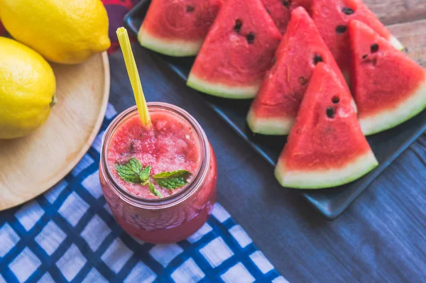 Karpuz suyu kilo vermek sağlıklı meyve suları yardımcı olur karıştırır. Ve vücut, su, karpuz ve çilek birlikte karışık ve limon lezzet yenileme. — Stok fotoğraf