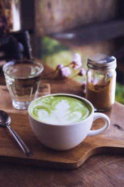 ahşap masa aroma yeşil çay sıcak içecek sütlü beyaz fincan dinlenmek zaman