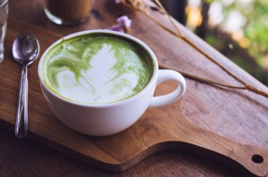 ahşap masa aroma yeşil çay sıcak içecek sütlü beyaz fincan dinlenmek zaman