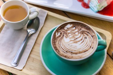 kahve mocha lattee Kupası ahşap masa ve pasta Cafe zamanında rahatla