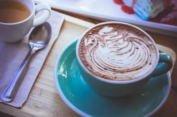 Koffie mokka lattee cup op houten tafel en taart ontspannen tijd op café — Stockfoto