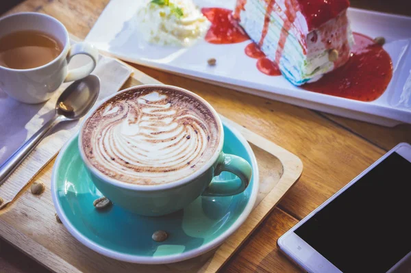 Café mocha lattee xícara na mesa de madeira e bolo relaxar o tempo no café — Fotografia de Stock