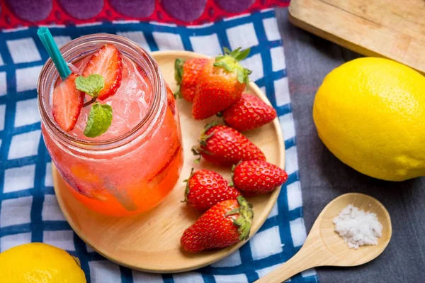 Succo di fragola e succo di limone soda mescolato con soda. Aggiungi sapore Migliora la salute del corpo può fare a casa. Succo nei giorni vuoti o festa — Foto Stock