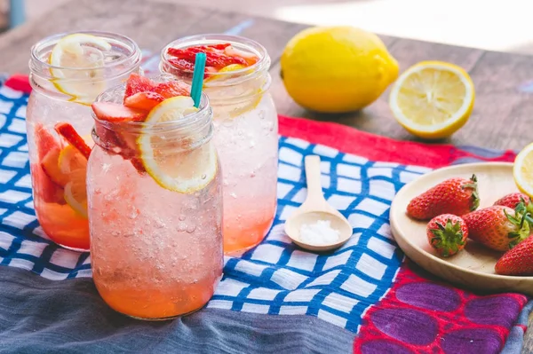 Jus de fraise et jus de citron mélangé avec du soda. Ajouter de la saveur Améliorer la santé du corps peut faire à la maison. Jus les jours vides Ou fête — Photo