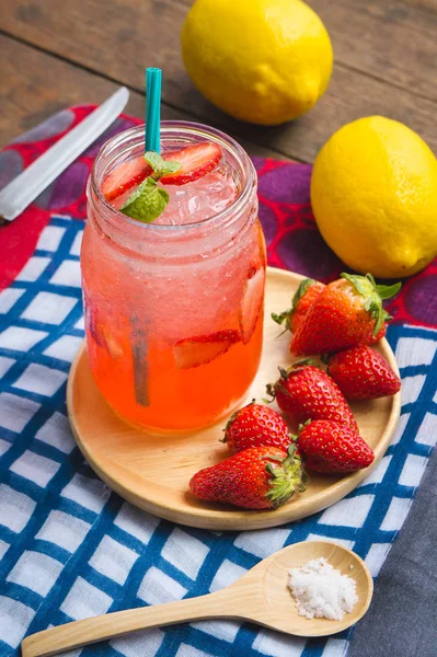 Erdbeersaft und Limonadensaft gemischt mit Soda. Add-Aroma verbessern die Gesundheit des Körpers zu Hause tun kann. Saft an leeren Tagen oder Party — Stockfoto
