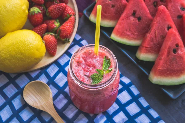 Le jus de pastèque mélange le jus sain aide à perdre du poids. Et rafraîchissant le corps, l'eau, la pastèque et la fraise mélangés ensemble et saveur de citron . — Photo