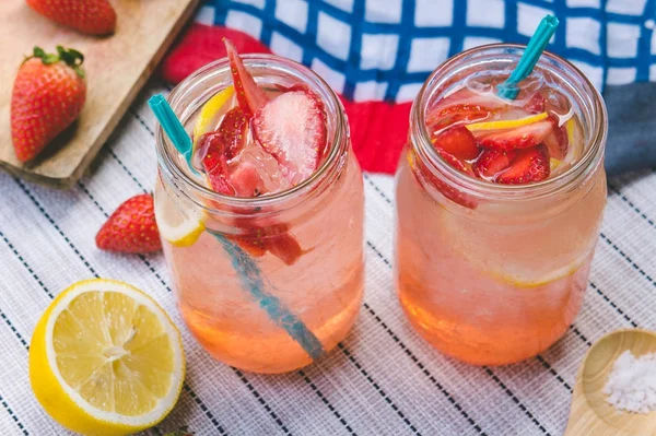 Eper juice és a citromlevet szóda keverve kólát. Add hozzá íz a szervezet egészségének javítása otthon csinálni. Lé a fél vagy üres napokra — Stock Fotó