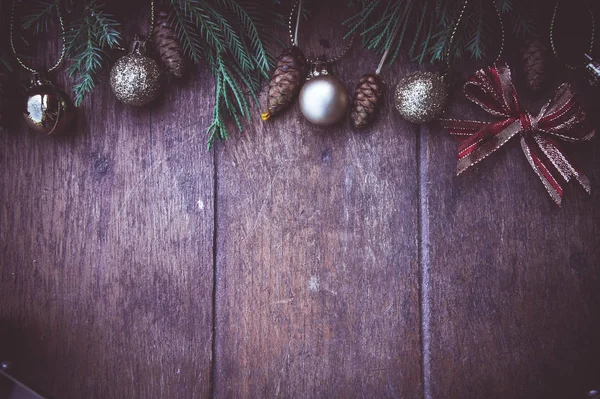 Kerst ballen decor op oude houten achtergrond — Stockfoto