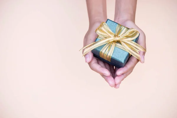 Dando caja de regalo con las manos En días especiales para perso especial — Foto de Stock