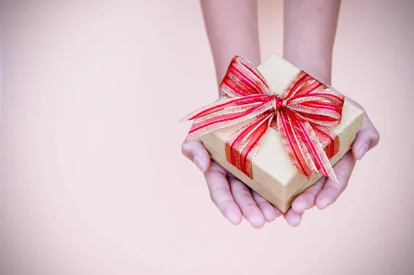 Dando caja de regalo con las manos En días especiales para perso especial —  Fotos de Stock