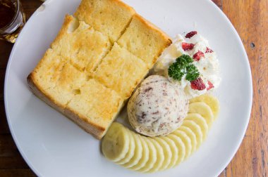 Tost ve dondurma ve Cafe Muz tatlısı