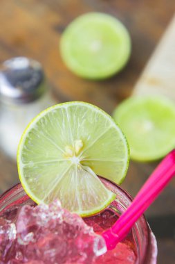 Kireç süslemeleri ve tadı süslemek için iyi bir çeşittir. Kireç 