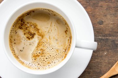 Kahve Saati, ahşap masa, kahve molası tarzı eski ahşap ve kopya alanı üzerinde anlık beyaz kahve