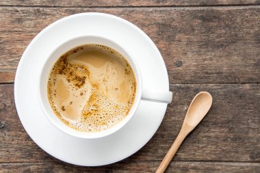 Kahve Saati, ahşap masa, kahve brak tarzı eski ahşap ve kopya alanı üzerinde anlık beyaz kahve