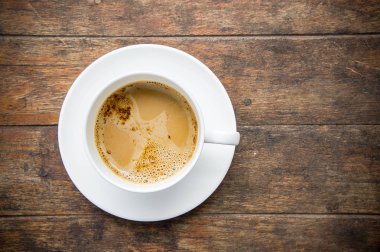 Kahve Saati, ahşap masa, kahve molası tarzı eski ahşap ve kopya alanı üzerinde anlık beyaz kahve