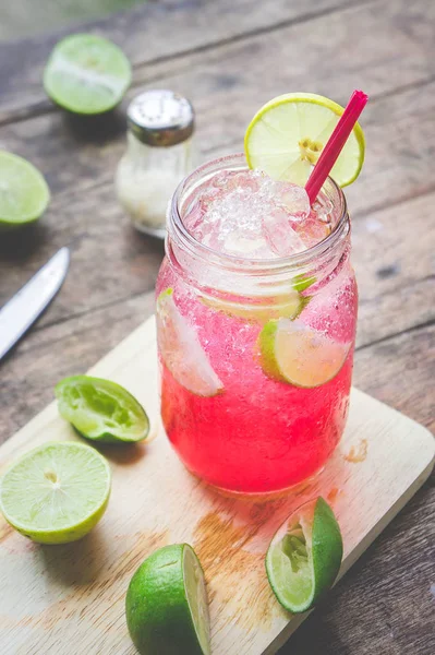 Bebida de soda de cal roja Una mezcla de néctar rojo, sal, limón — Foto de Stock