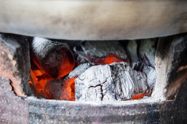 Kömür soba, fırın, kömür, kömür gezmek için ısı veya dikkat et kömür ateş için sıcak. — Stok fotoğraf