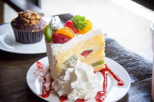 Postre de magdalena de pastel de frutas y bebida dulce en la cafetería — Foto de Stock