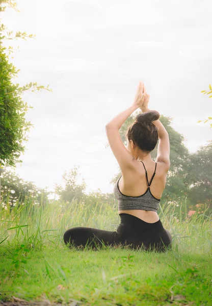 Nő gyakorló jóga nap pihenés a természetben jóga gyakorlása segít t — Stock Fotó