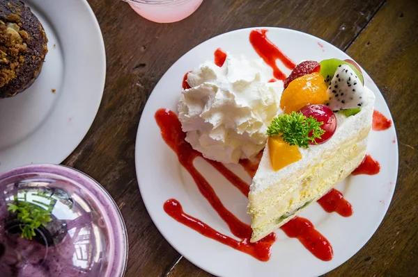 Sobremesa de bolo de frutas e bebida doce no café — Fotografia de Stock
