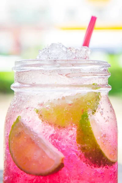 Bebida de soda de cal roja Una mezcla de néctar rojo, sal, limón y soda mezclada para refrescar y saciar la sed . —  Fotos de Stock