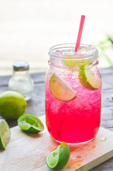 Red Lime Soda Soda Beverage Un mélange de nectar rouge, sel, citron — Photo