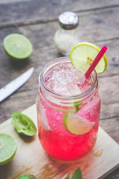 Bebida de refrigerante de limão vermelho Uma mistura de néctar vermelho, sal, limão e refrigerante misturados para refrescar e saciar a sede . — Fotografia de Stock