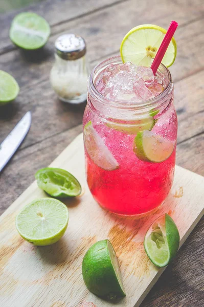Piros Lime szénsavas üdítő ital A keverék piros nektár, a sót, a lemonand szóda keverni oltja szomjúságot és frissítése. — Stock Fotó