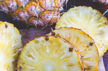Ananas Meyve ahşap masa üzerinde