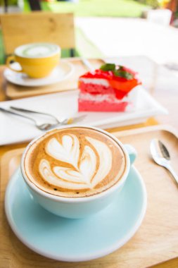 kalp kahve ve kek kahve dükkanı Cafe ahşap masa üzerine