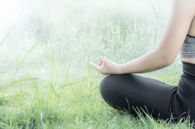kadın pratik yoga gün dinlenmek doğada Yoga egzersiz yardımcı olur konsantre, sakin ve şekil akla ve sağlıklı.