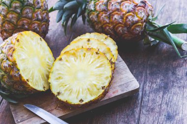 Ananas Meyve ahşap masa üzerinde