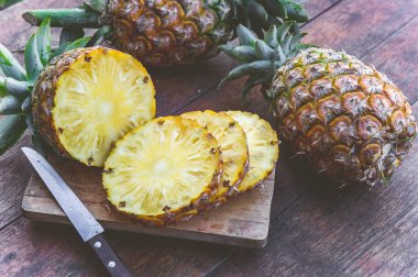 ahşap masa, ananas meyve meyve yaz