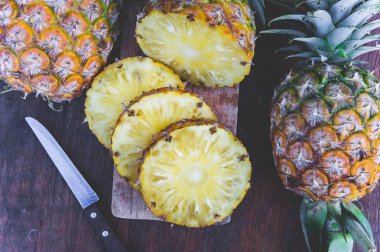 Ananas Meyve ahşap masa üzerinde