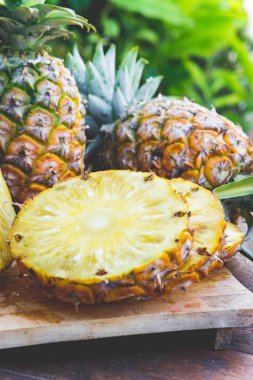 Ananas Meyve ahşap masa üzerinde