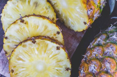 Ananas Meyve ahşap masa üzerinde