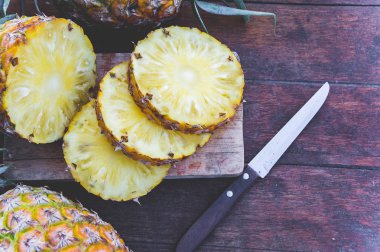 Ananas Meyve ahşap masa üzerinde