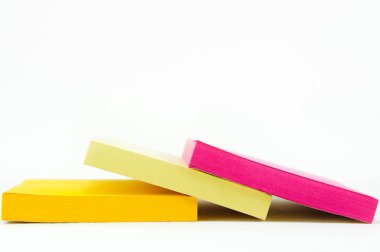 Beyaz arka plan üzerinde renkli not kağıdı