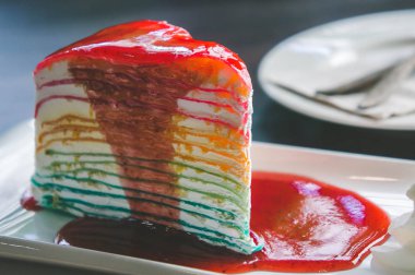 Gökkuşağı pasta üzerinde ahşap masa yemeye hazır