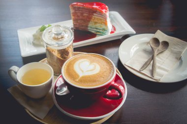 Kırmızı Kupası kahve zaman ve lezzetli pasta Cafe Restoran ahşap tablo