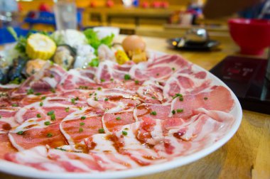 Shabu domuz eti slaytlar, Shabu stil restoranda yemek