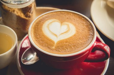 Kırmızı kahve ve lezzetli pasta Cafe vintage kahve saati 