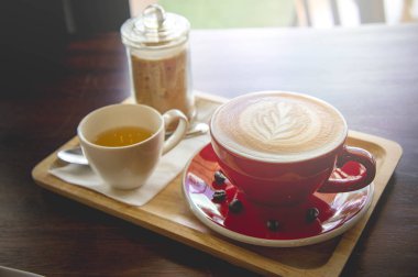 latte sanat kırmızı kahve sabah zamanında