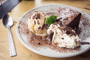 dondurma vanilya çikolatalı pasta Cafe restoranda yemeye hazır ahşap masa üzerinde krem lezzetli tatlı whippin